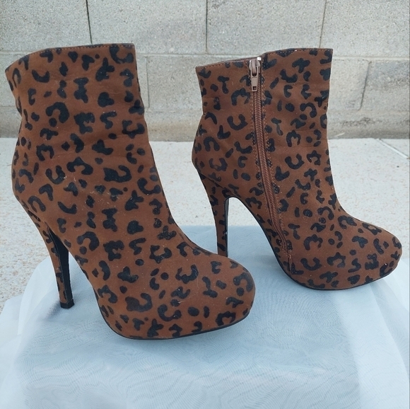 CHARLES Albert leopard print high heel booties size 7.5 - Picture 1 of 8